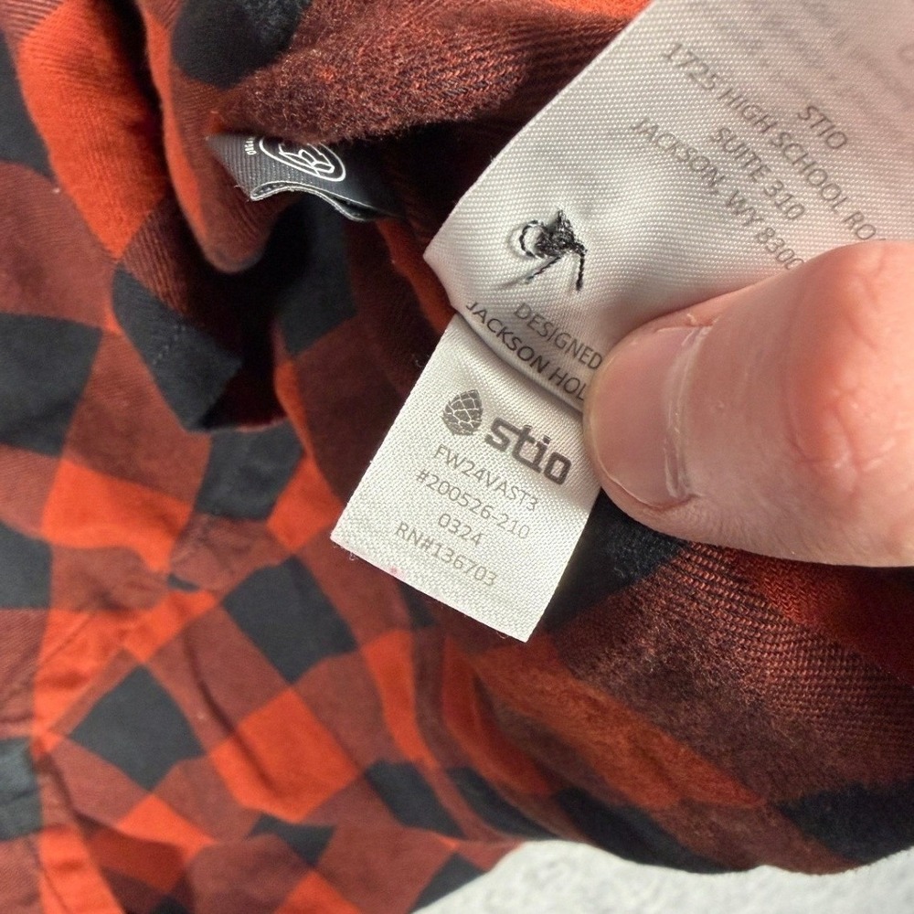 Stio Button-Up Shirt Men's Medium Red Black Plaid Lightweight Flannel - Picture 8 of 9